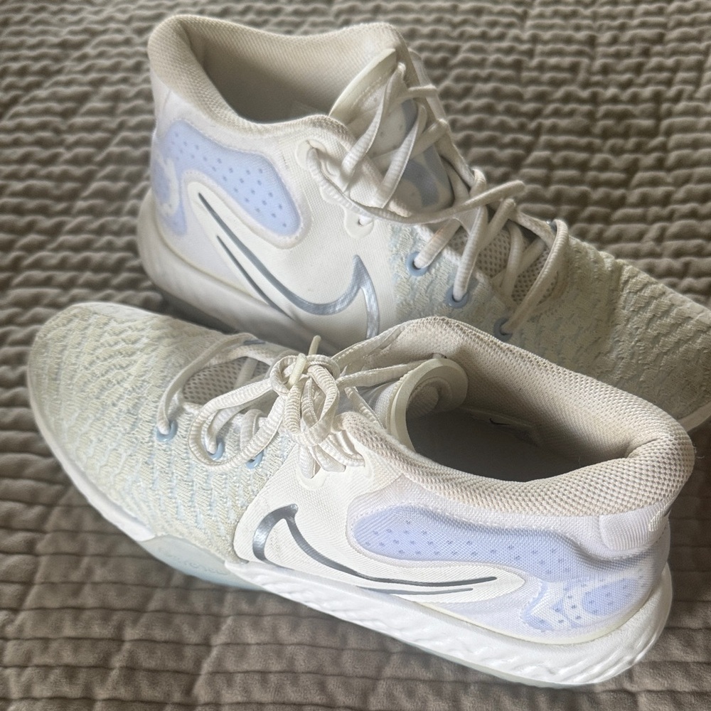 Nike Mens White and Light Blue Training Sneakers. Size 9.